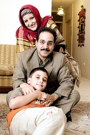 محمد نظری به همراه همسر و پسرش